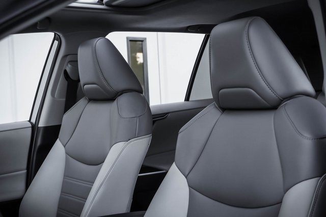 Used 2021 Toyota RAV4 XLE Premium image 10