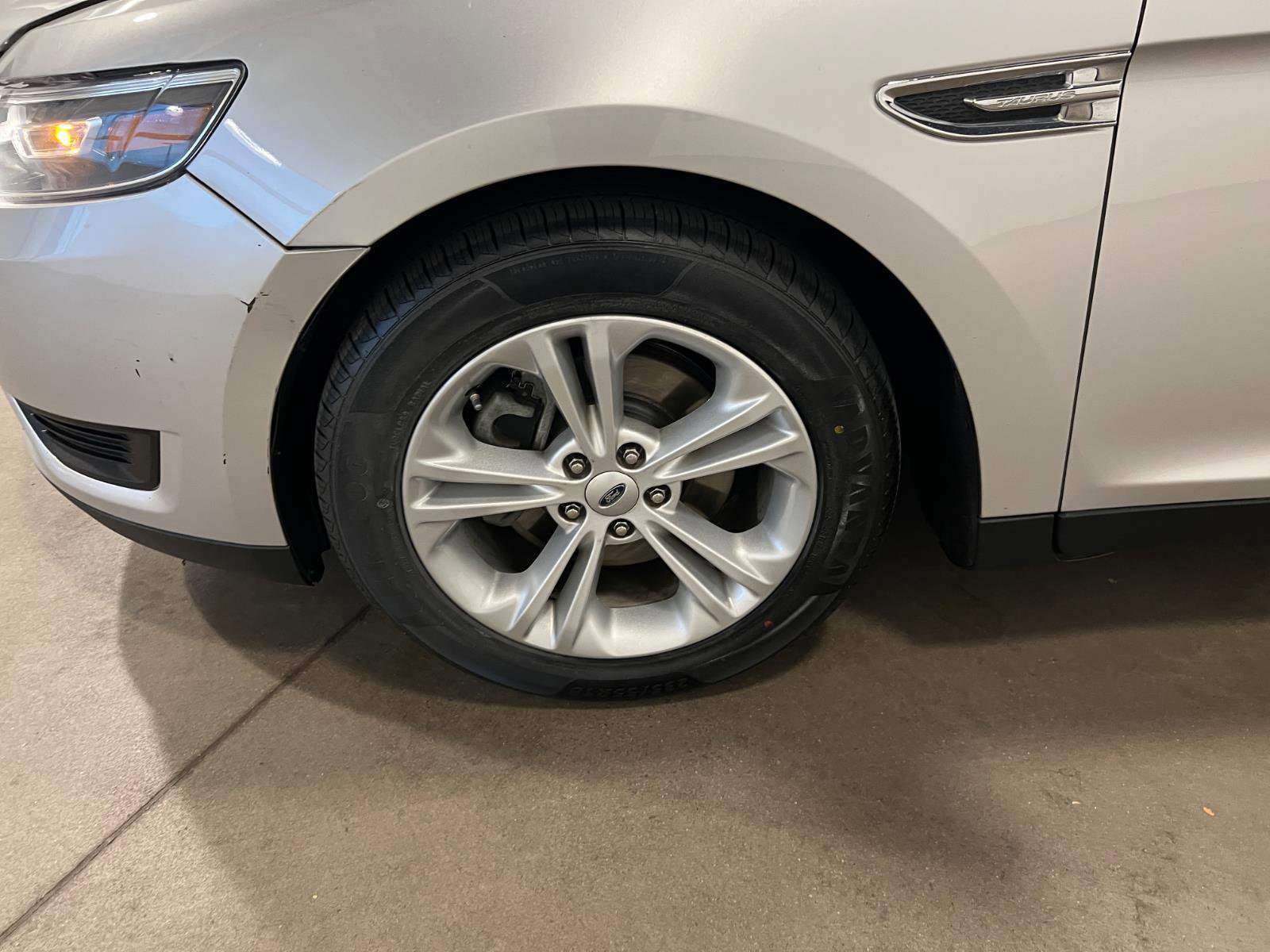 Used 2015 Ford Taurus SE image 40