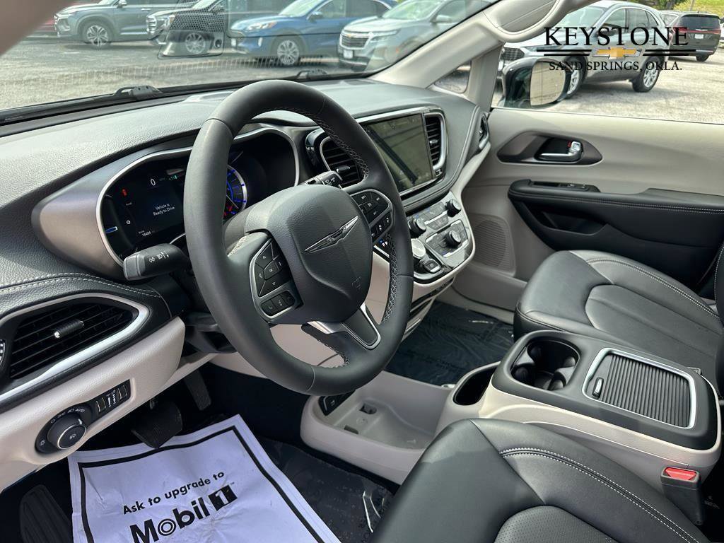 Used 2024 Chrysler Pacifica Select image 10