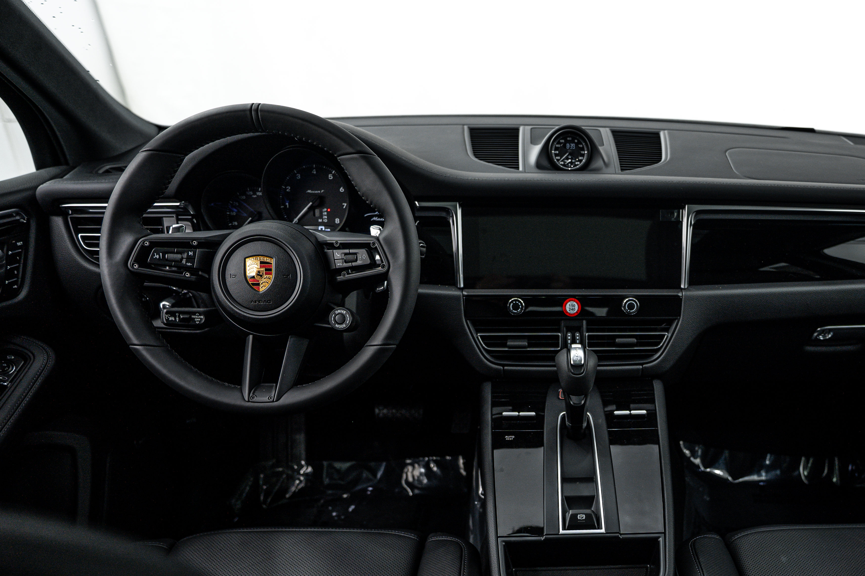 Certified 2026 Porsche Macan Turbo AWD/4WD image 24