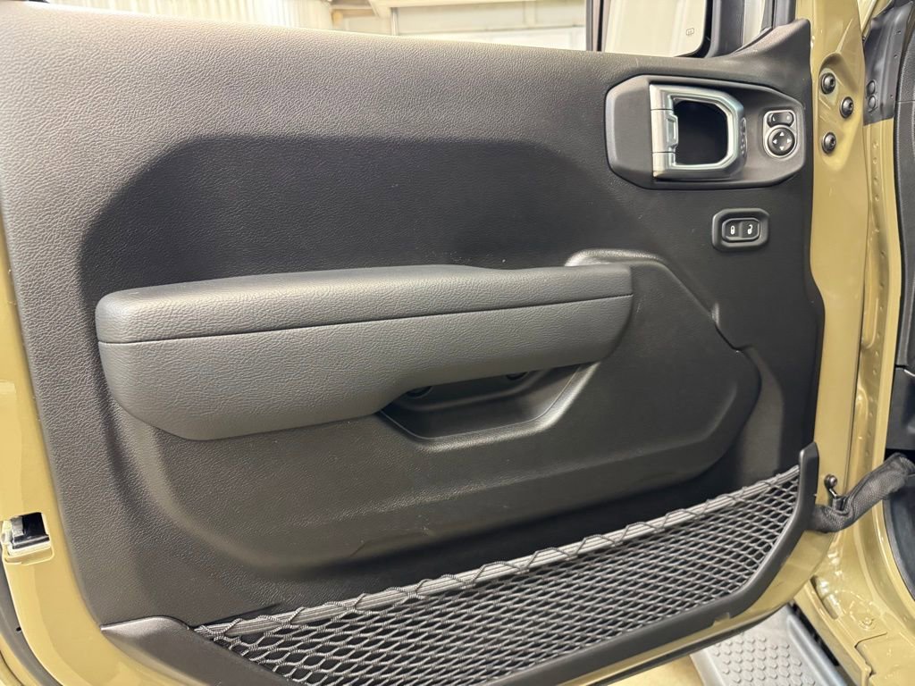 Used 2025 Jeep Wrangler Unlimited Rubicon w/ Convenience Group image 8