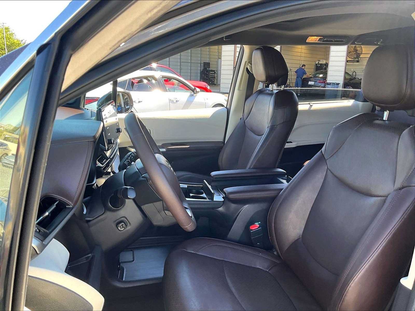 Used 2024 Toyota Sienna Platinum FWD image 26