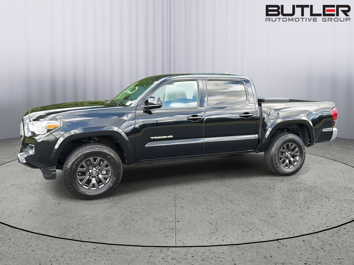 Used 2022 Toyota Tacoma SR5 RWD image 3
