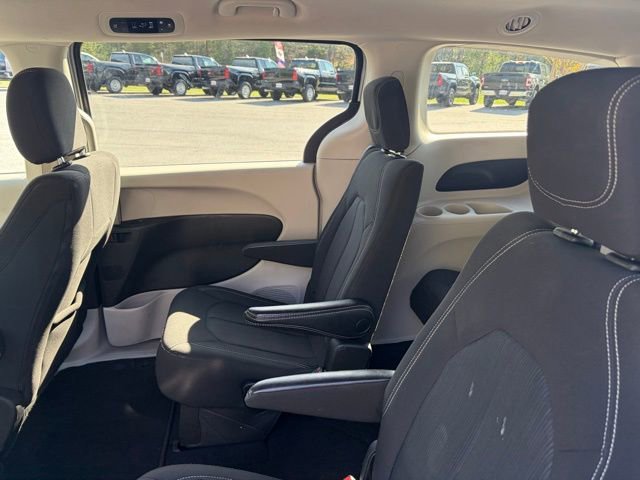 Used 2022 Chrysler Voyager LX image 12