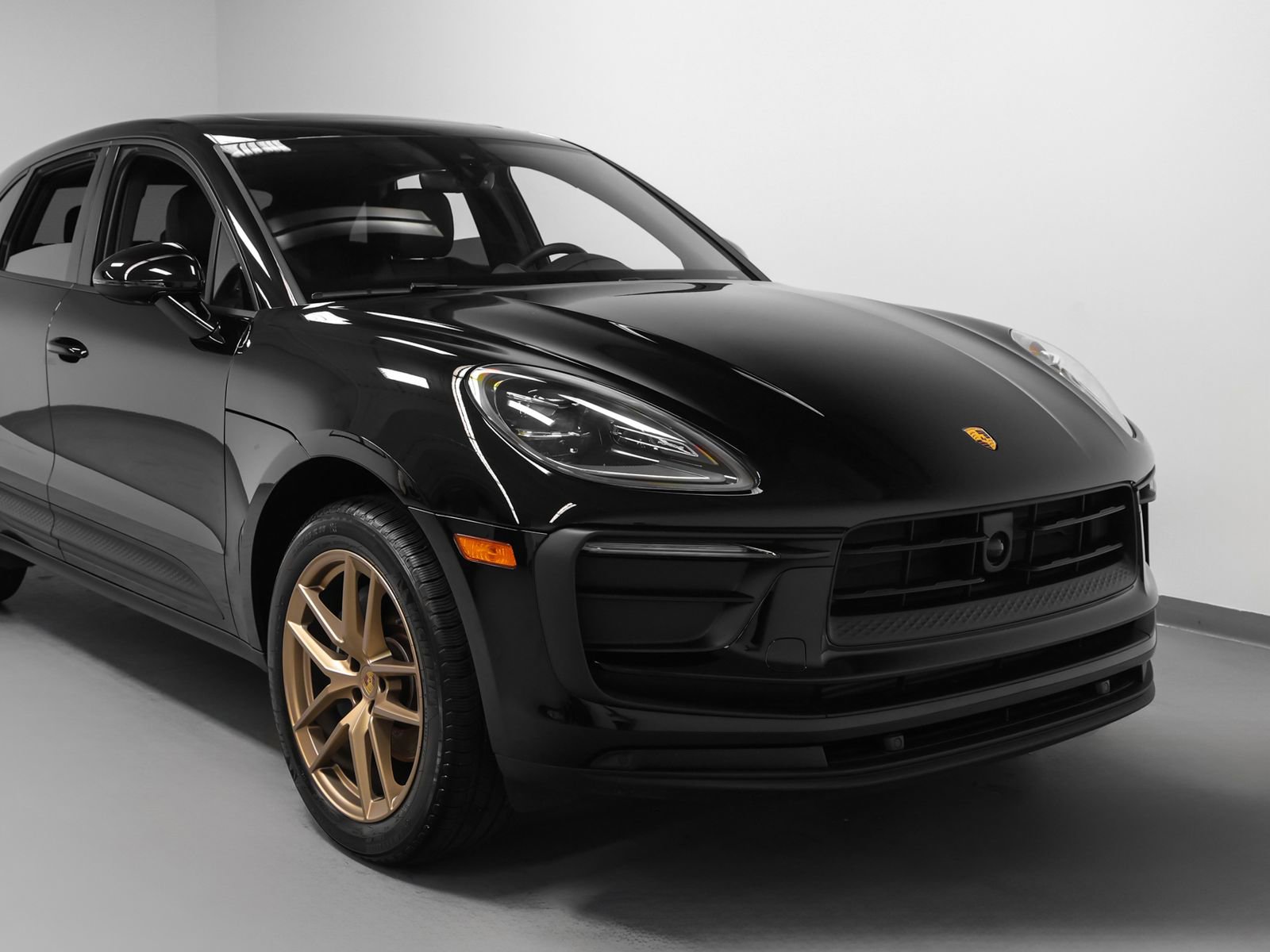 Certified 2025 Porsche Macan AWD/4WD image 9