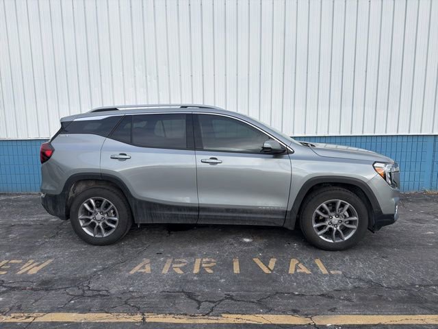 Used 2024 GMC Terrain SLT w/ Infotainment Package II image 2