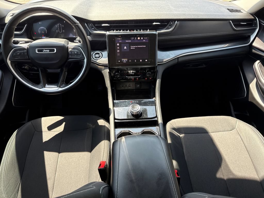 Used 2022 Jeep Grand Cherokee Laredo w/ Luxury Tech Group I RWD image 12