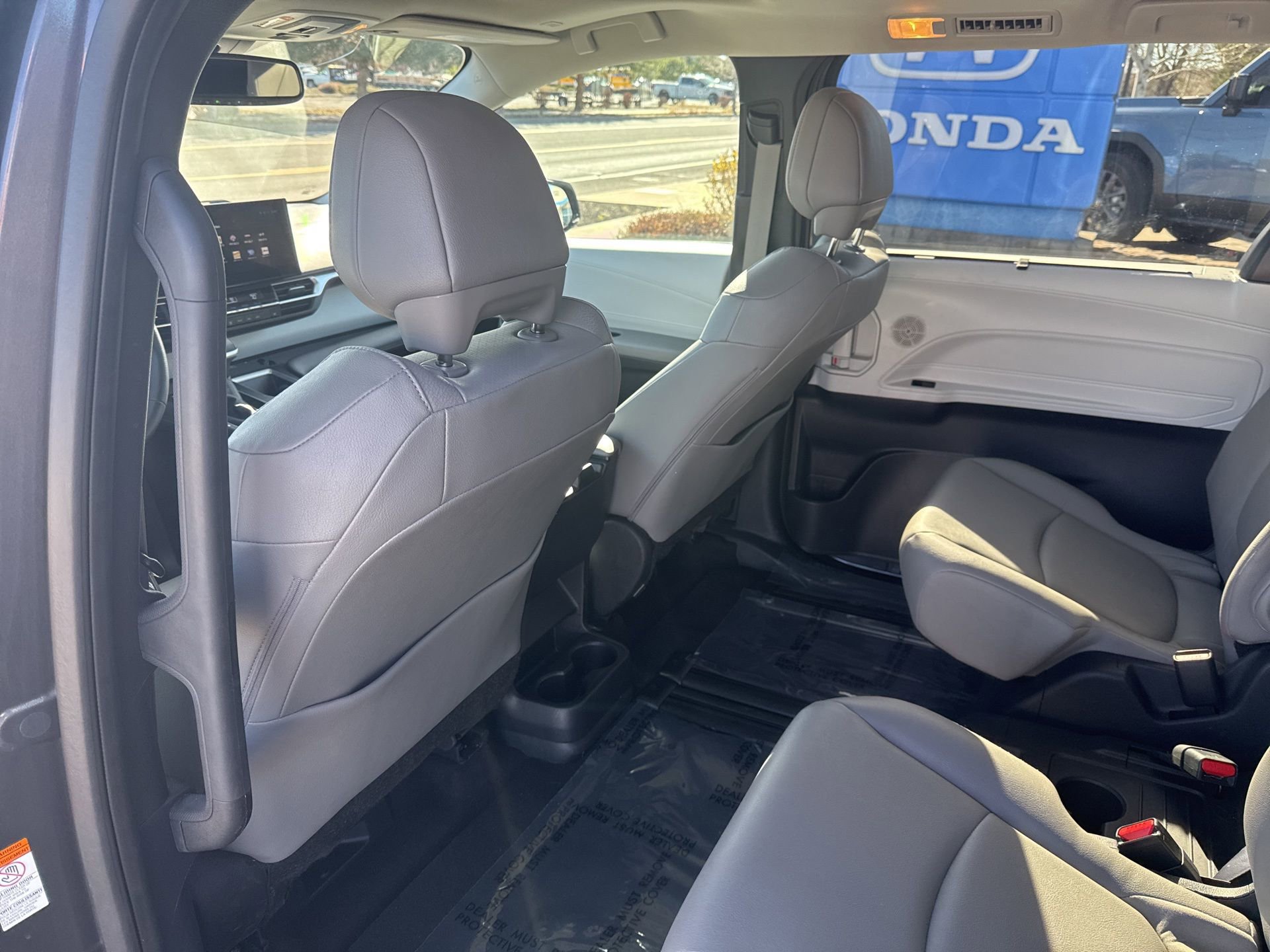 Used 2025 Toyota Sienna XLE image 25