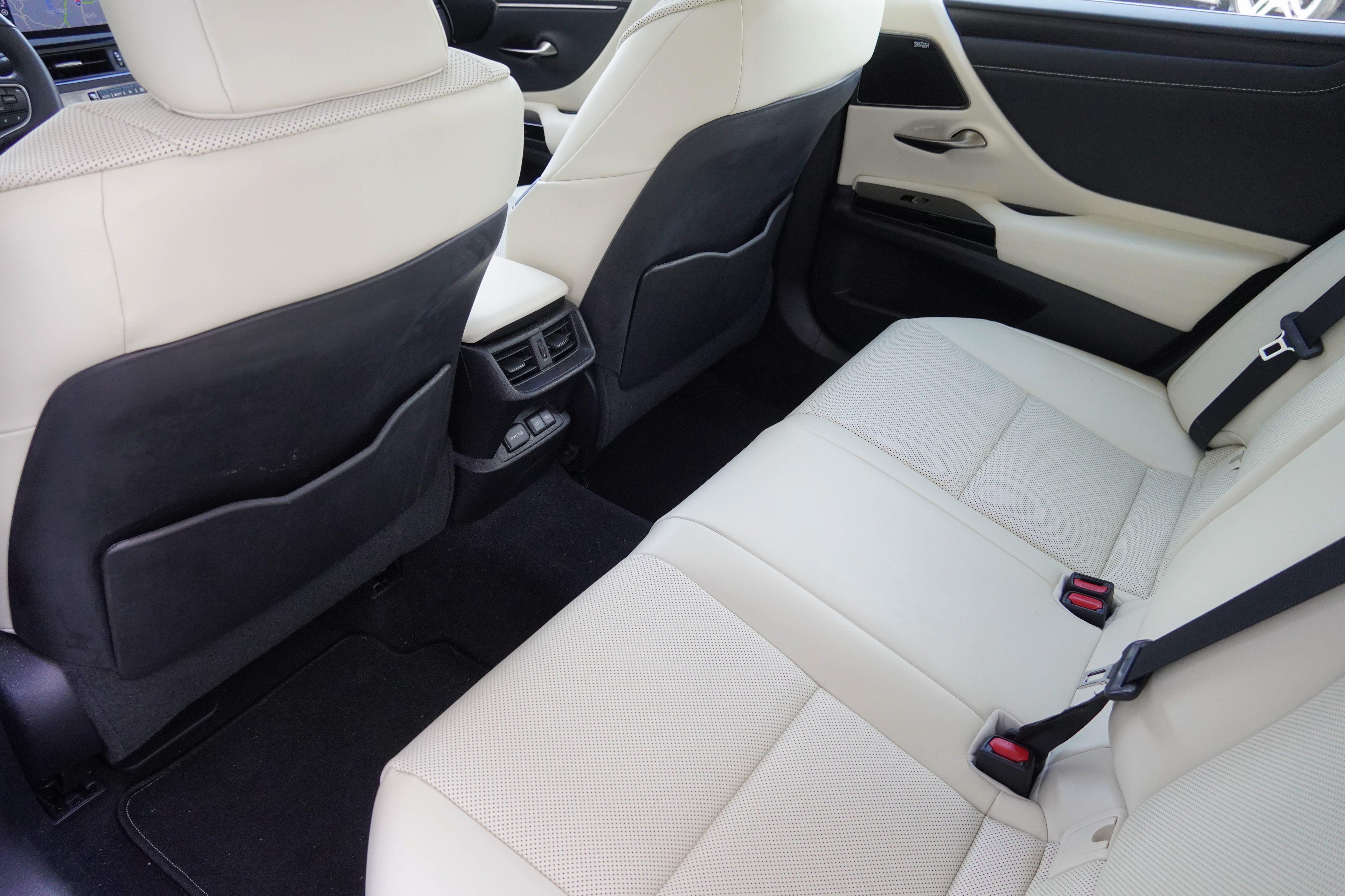 Used 2022 Lexus ES 300h w/ Premium Package FWD image 32