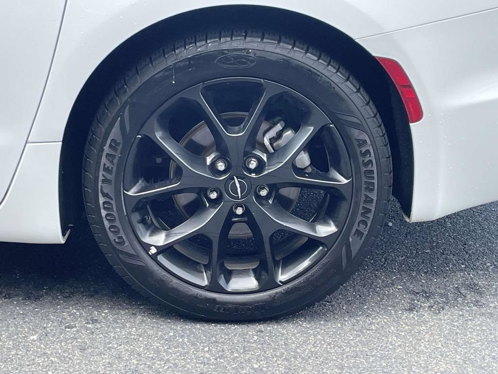 Certified 2025 Chrysler Pacifica Limited FWD image 13