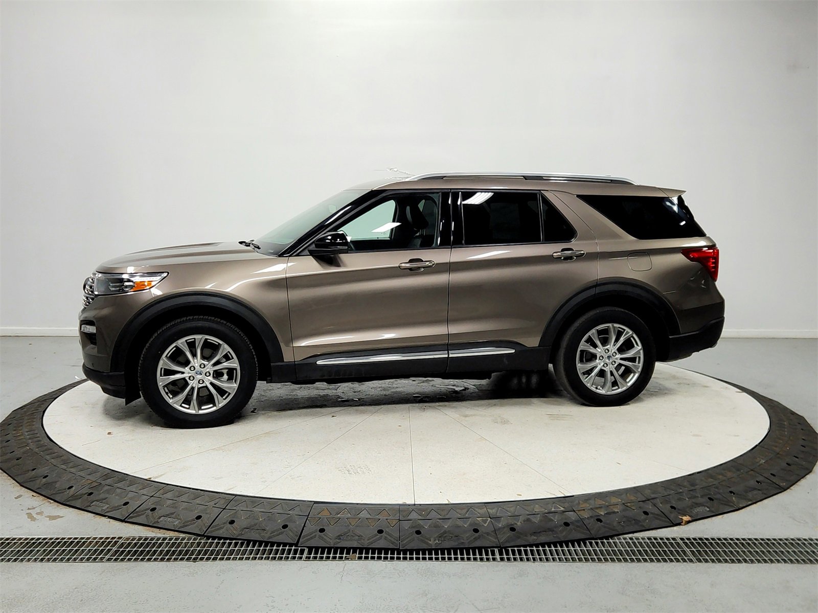 Used 2021 Ford Explorer Limited w/ Equipment Group 301A image 4
