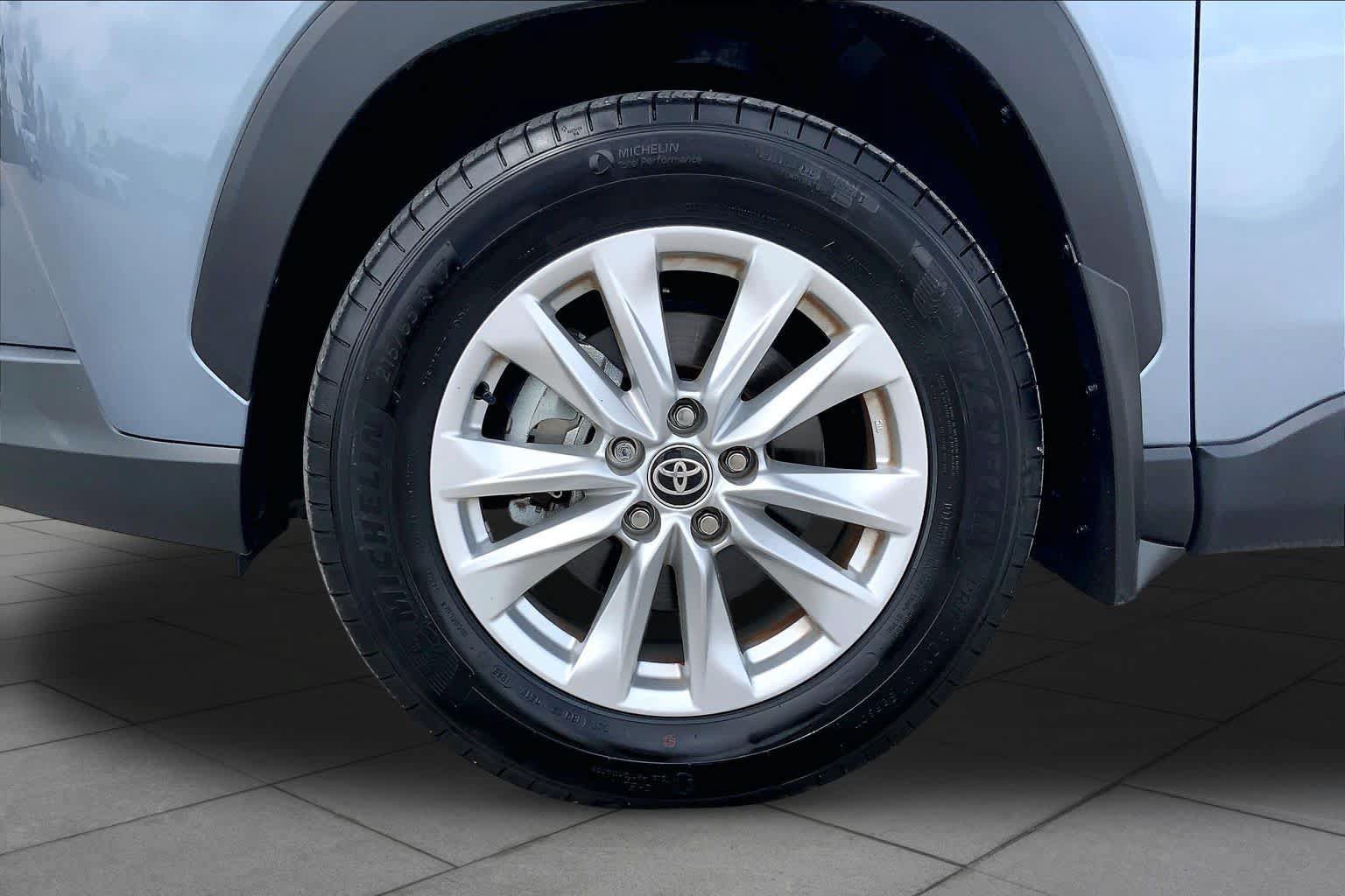Used 2025 Toyota Corolla Cross LE FWD image 11