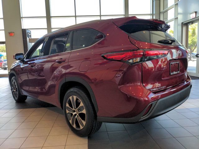 Used 2022 Toyota Highlander XLE FWD image 6