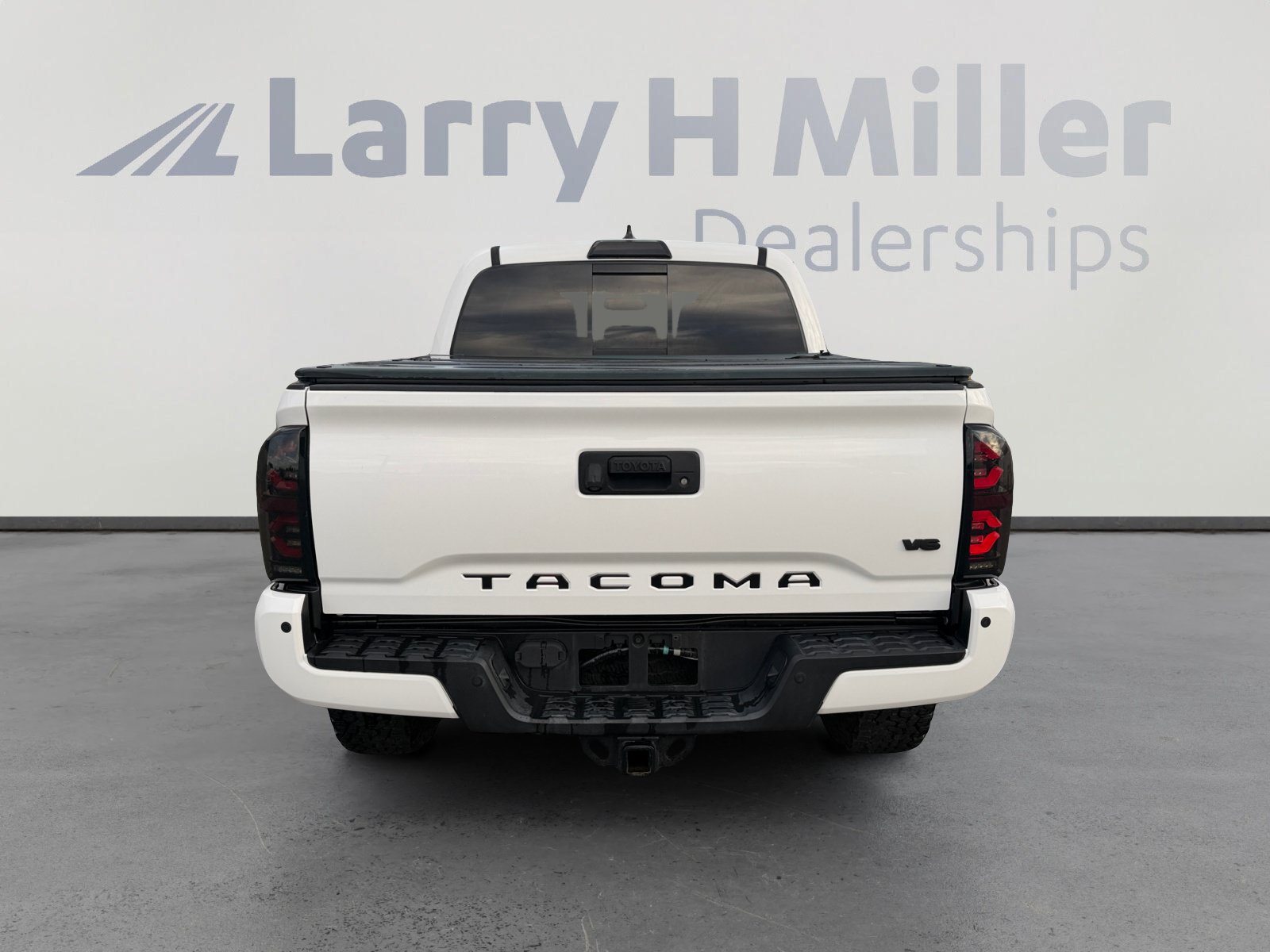 Used 2017 Toyota Tacoma TRD Off-Road w/ Premium & Technology Package AWD/4WD image 4