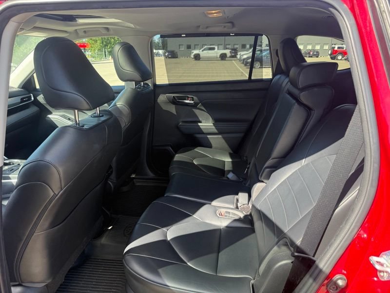 Used 2022 Toyota Highlander XLE AWD/4WD image 6