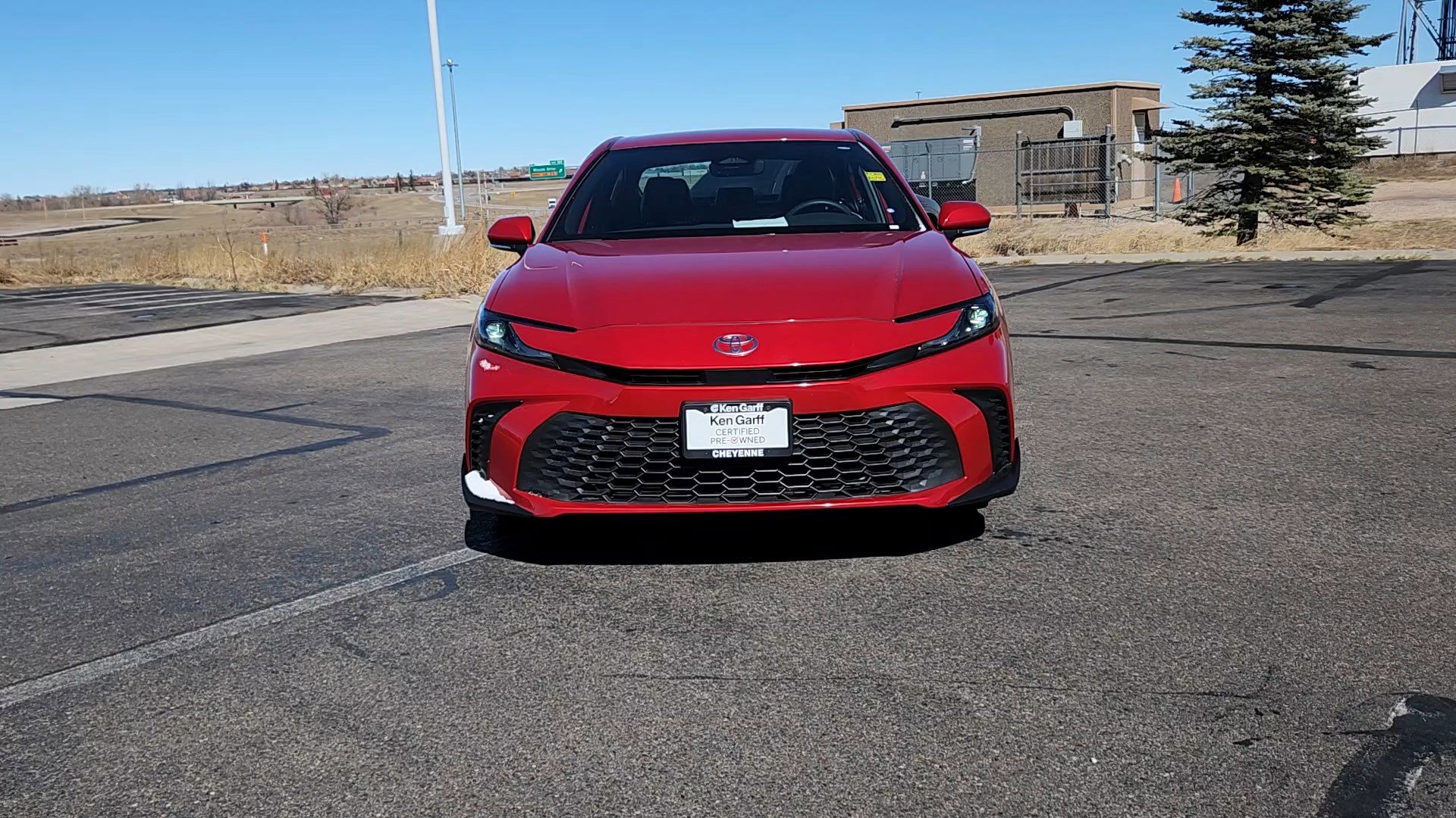 Used 2025 Toyota Camry SE w/ Convenience Package image 4