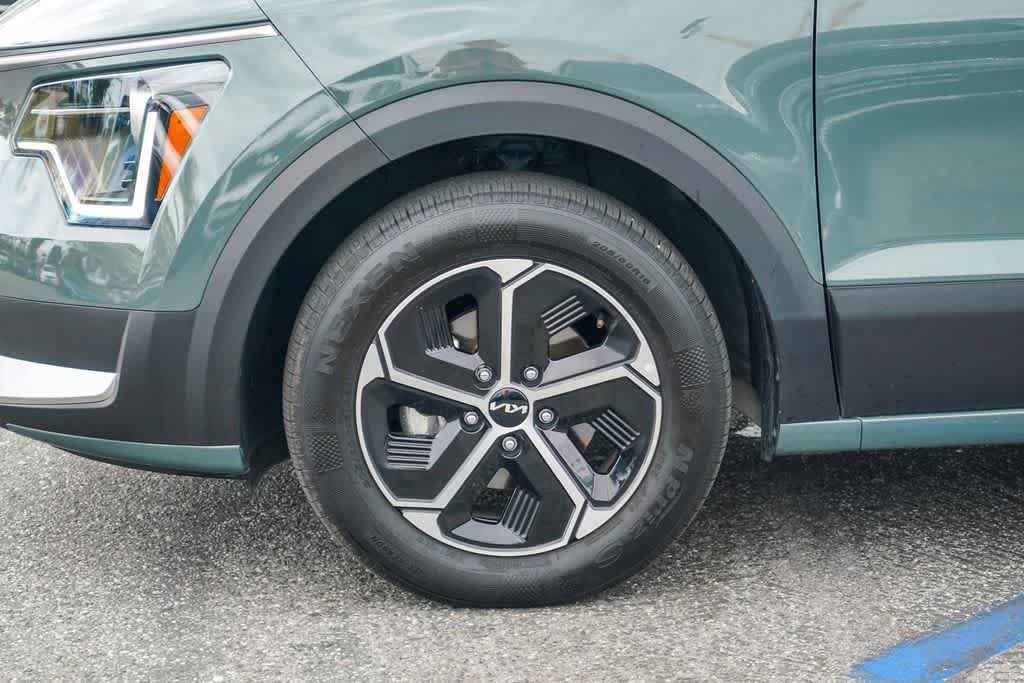 Certified 2025 Kia Niro EX FWD image 10