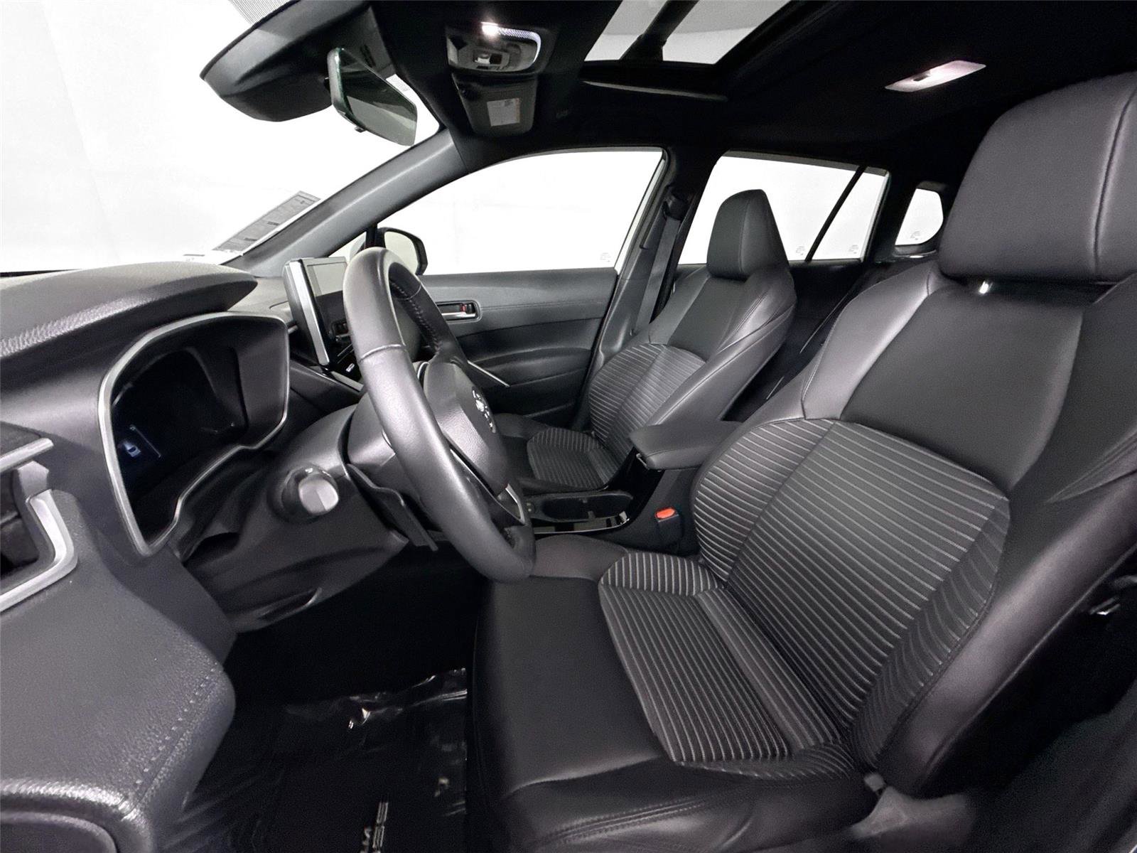 Used 2024 Toyota Corolla Cross XSE w/ Convenience Package image 3