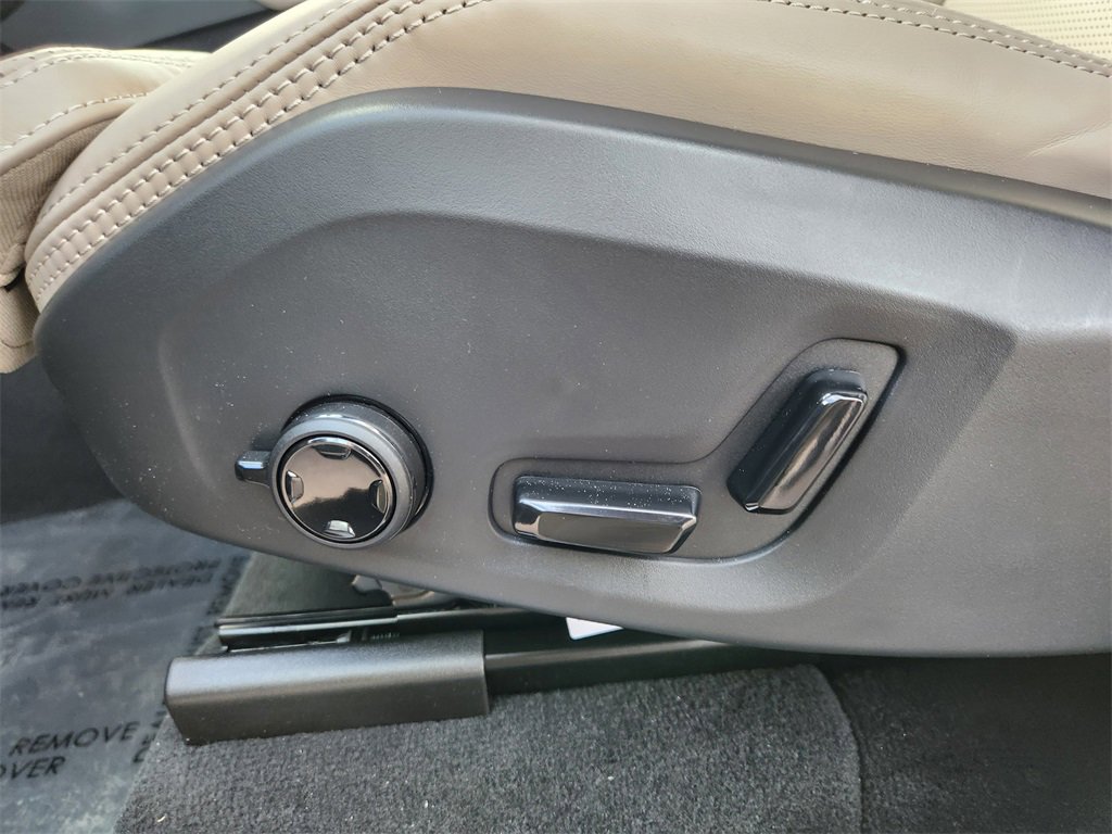 New 2026 Volvo XC90 T8 Ultra w/ Lounge Package image 8