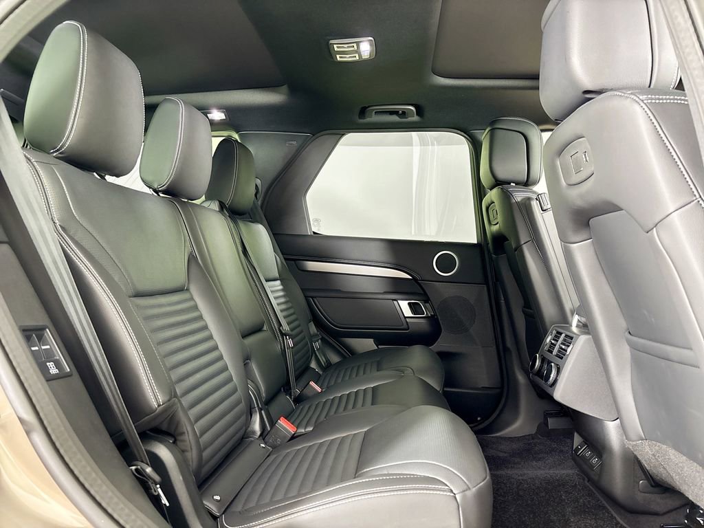 Used 2025 Land Rover Discovery Dynamic SE image 15