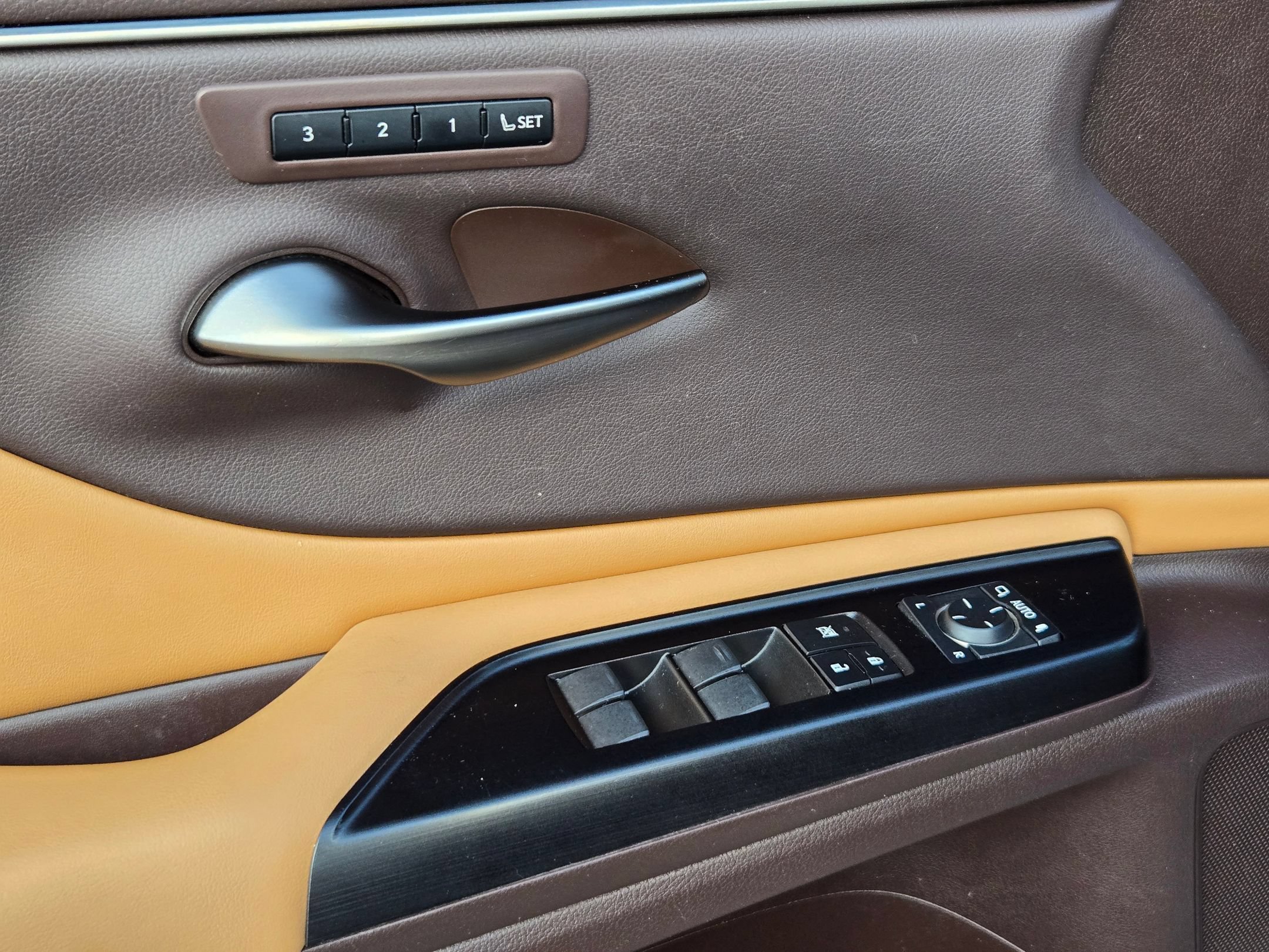 Used 2020 Lexus ES 300h w/ Premium Package FWD image 12
