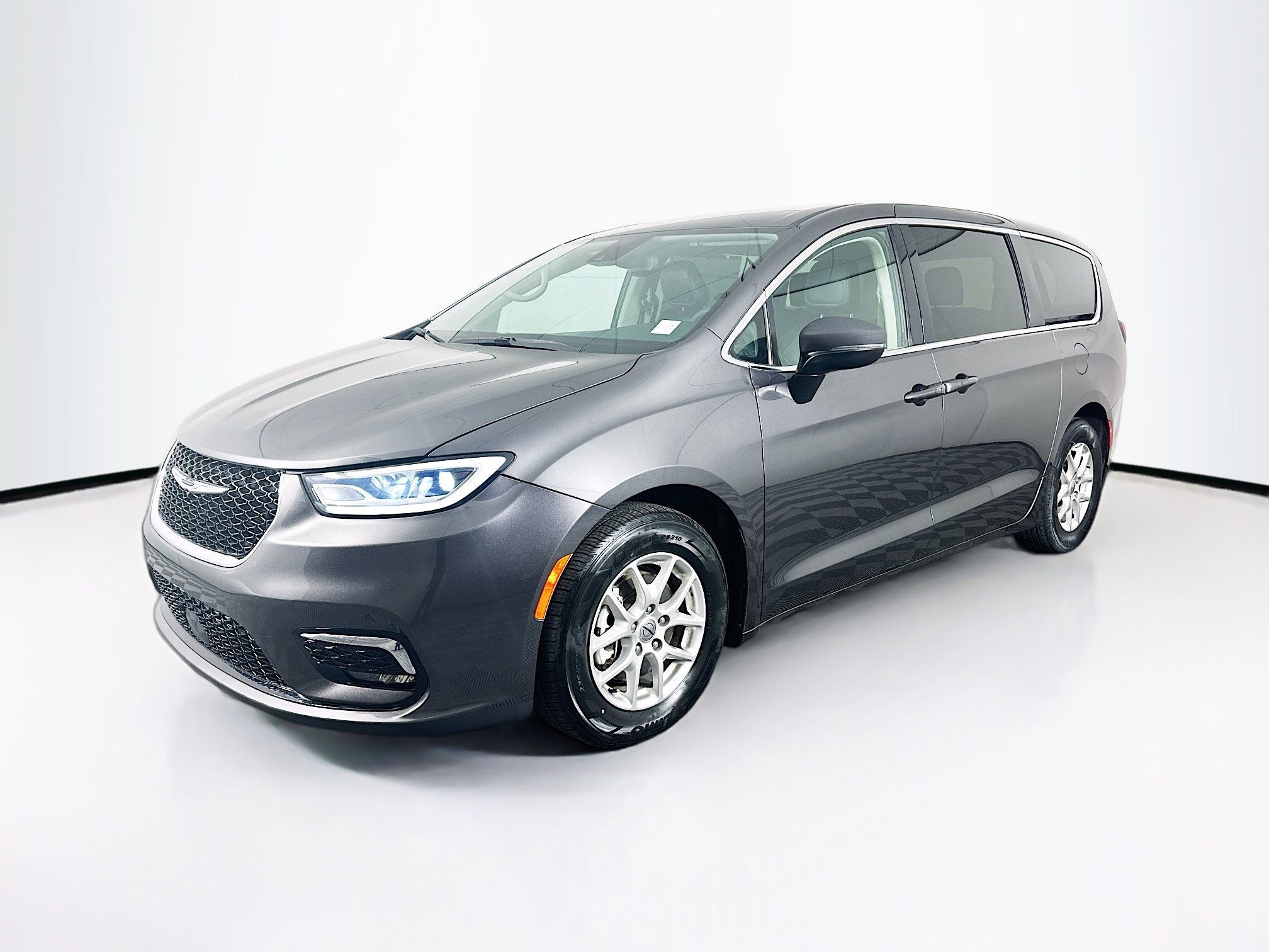 Used 2023 Chrysler Pacifica Touring-L image 3