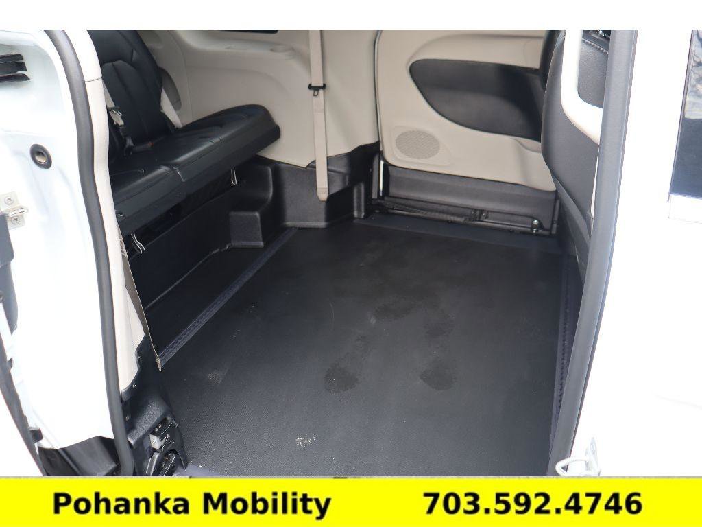 Used 2024 Chrysler Pacifica Touring-L image 11