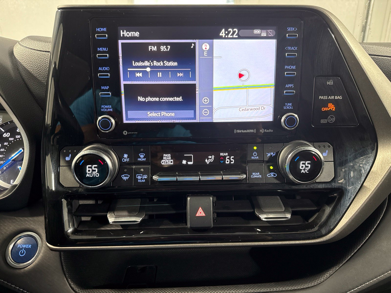 Used 2020 Toyota Highlander XLE AWD/4WD image 38