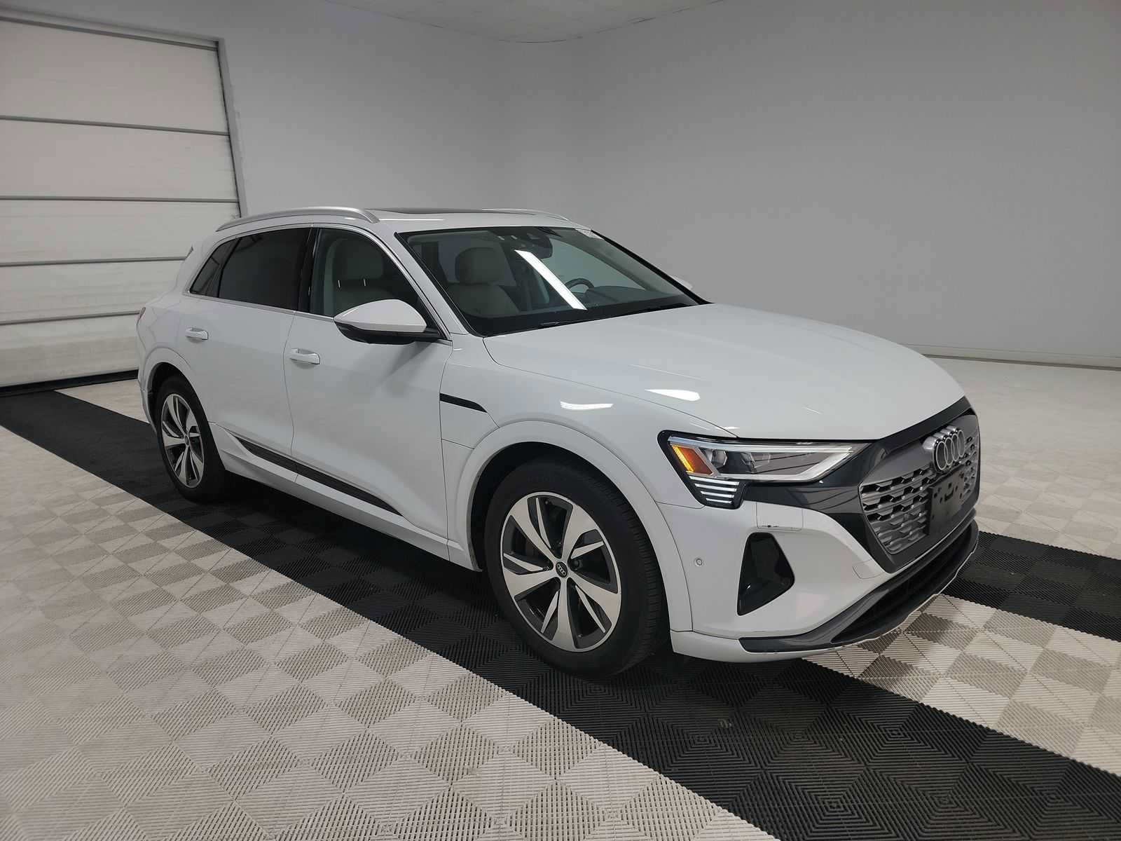 Used 2024 Audi Q8 e-tron Premium Plus w/ Premium Plus Package AWD/4WD image 2