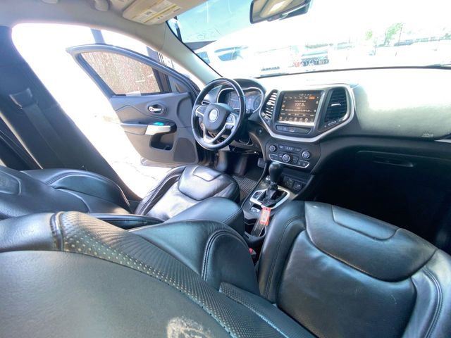 Used 2018 Jeep Cherokee Overland AWD/4WD image 4