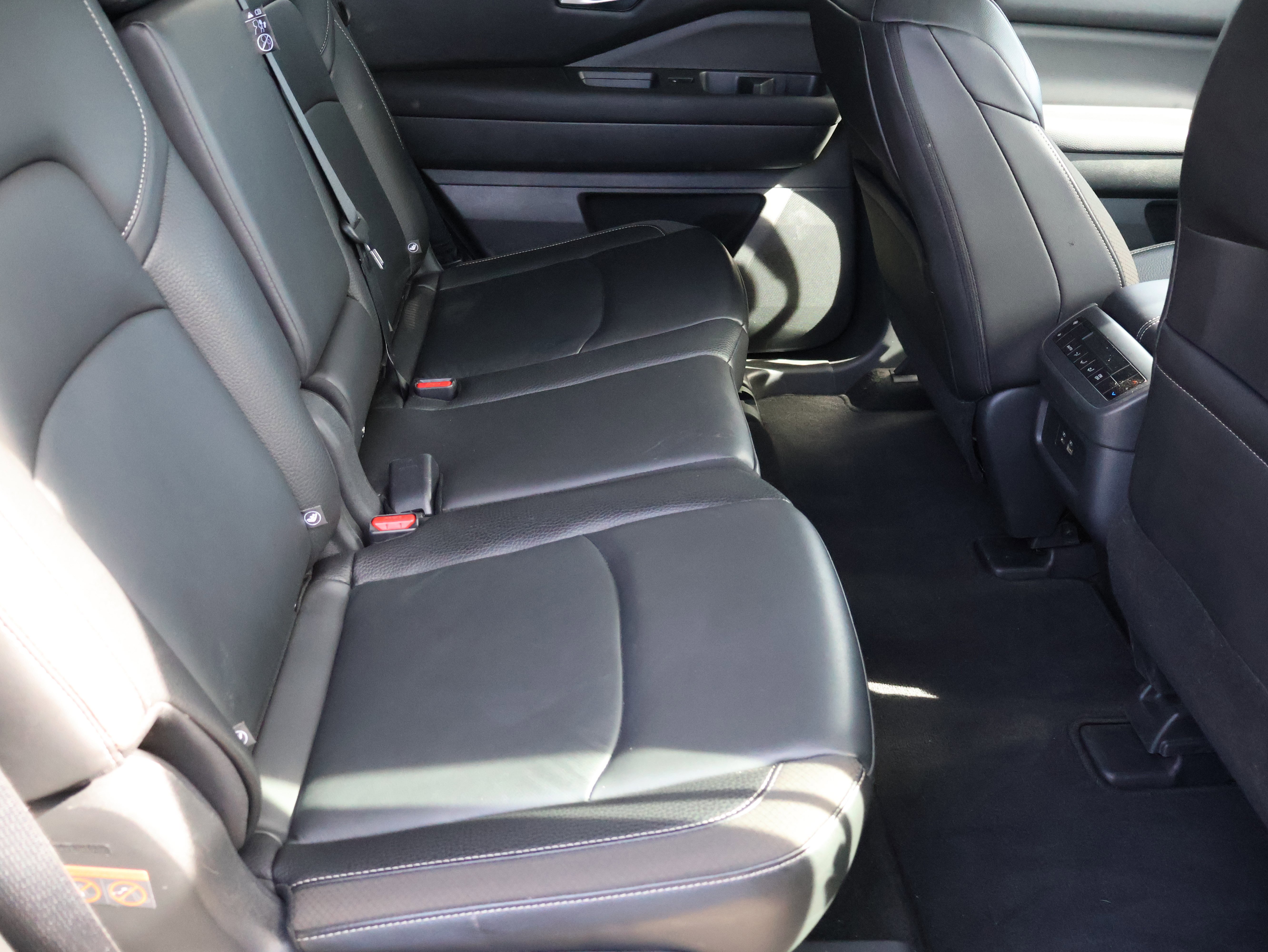 Used 2025 Nissan Pathfinder SL image 14