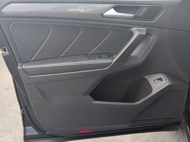 Used 2024 Volkswagen Tiguan SE image 11