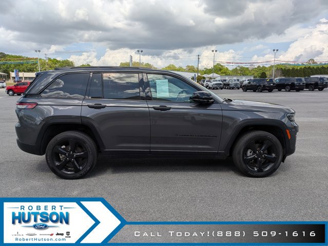 Used 2025 Jeep Grand Cherokee Altitude AWD/4WD image 5