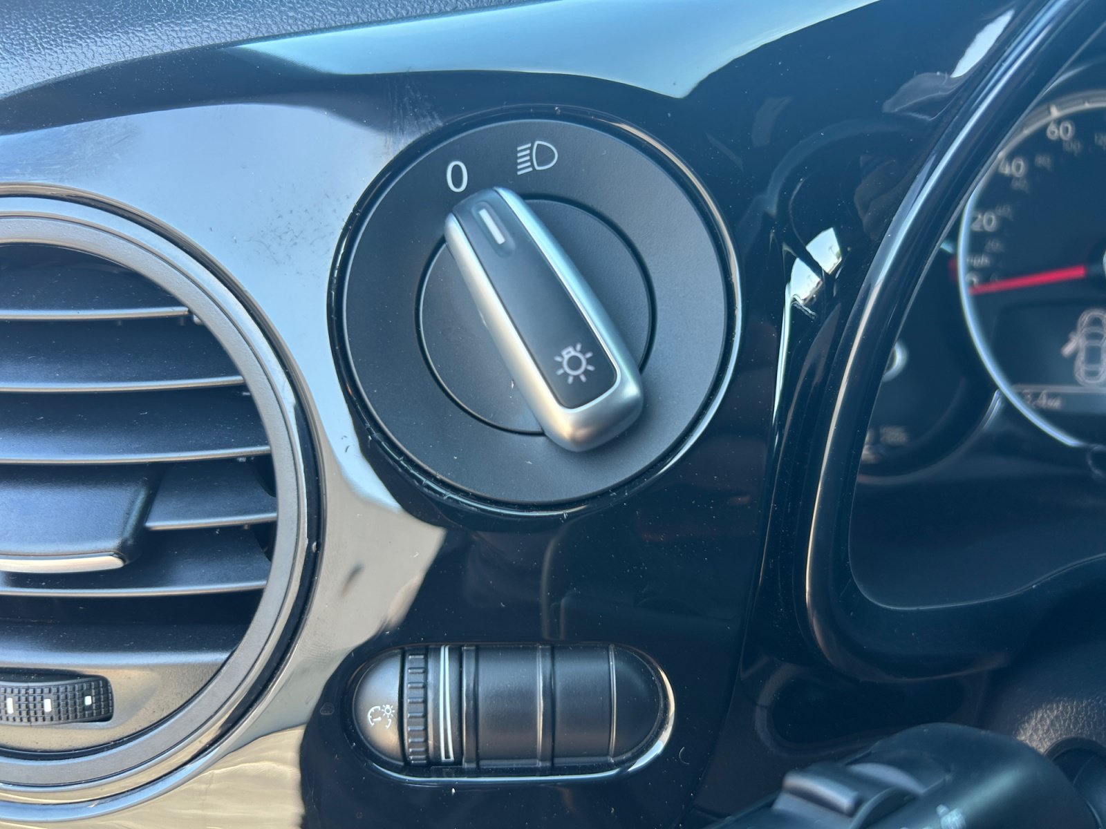 Used 2019 Volkswagen Beetle 2.0T S FWD image 29
