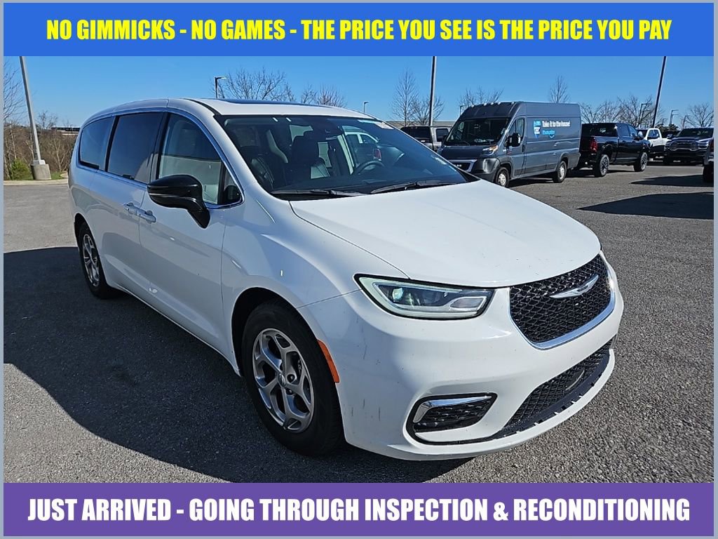 Used 2024 Chrysler Pacifica Limited image 1