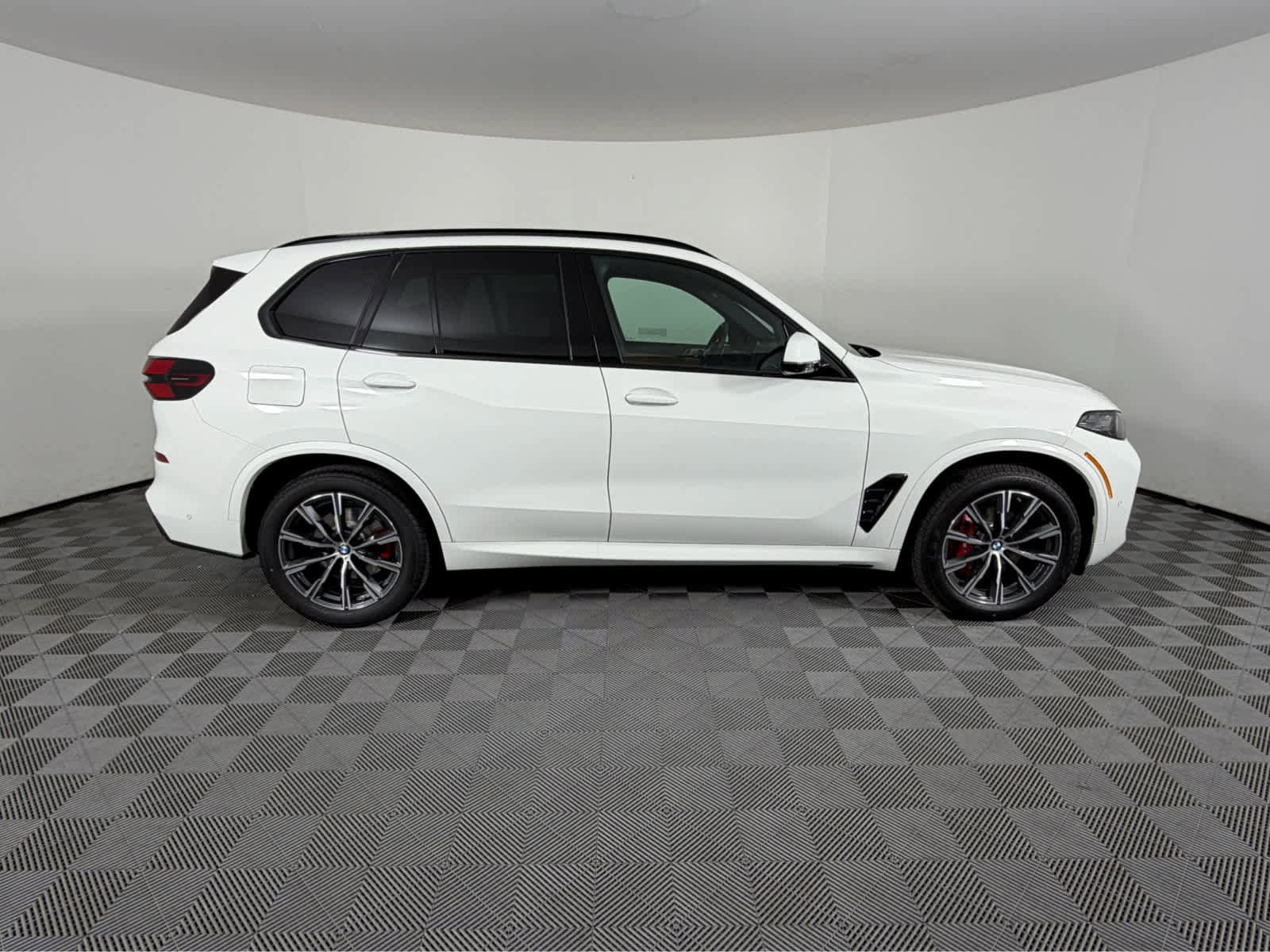 New 2026 BMW X5 xDrive40i w/ M Sport Package image 3