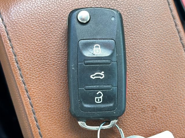 Used 2016 Volkswagen Beetle 1.8T Classic FWD image 24