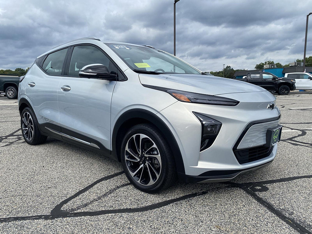 Certified 2023 Chevrolet Bolt EUV Premier w/ Sun & Sound Package FWD image 4