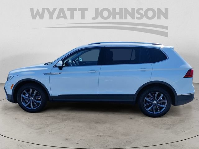 Used 2023 Volkswagen Tiguan SE w/ Panoramic Sunroof Package FWD image 3