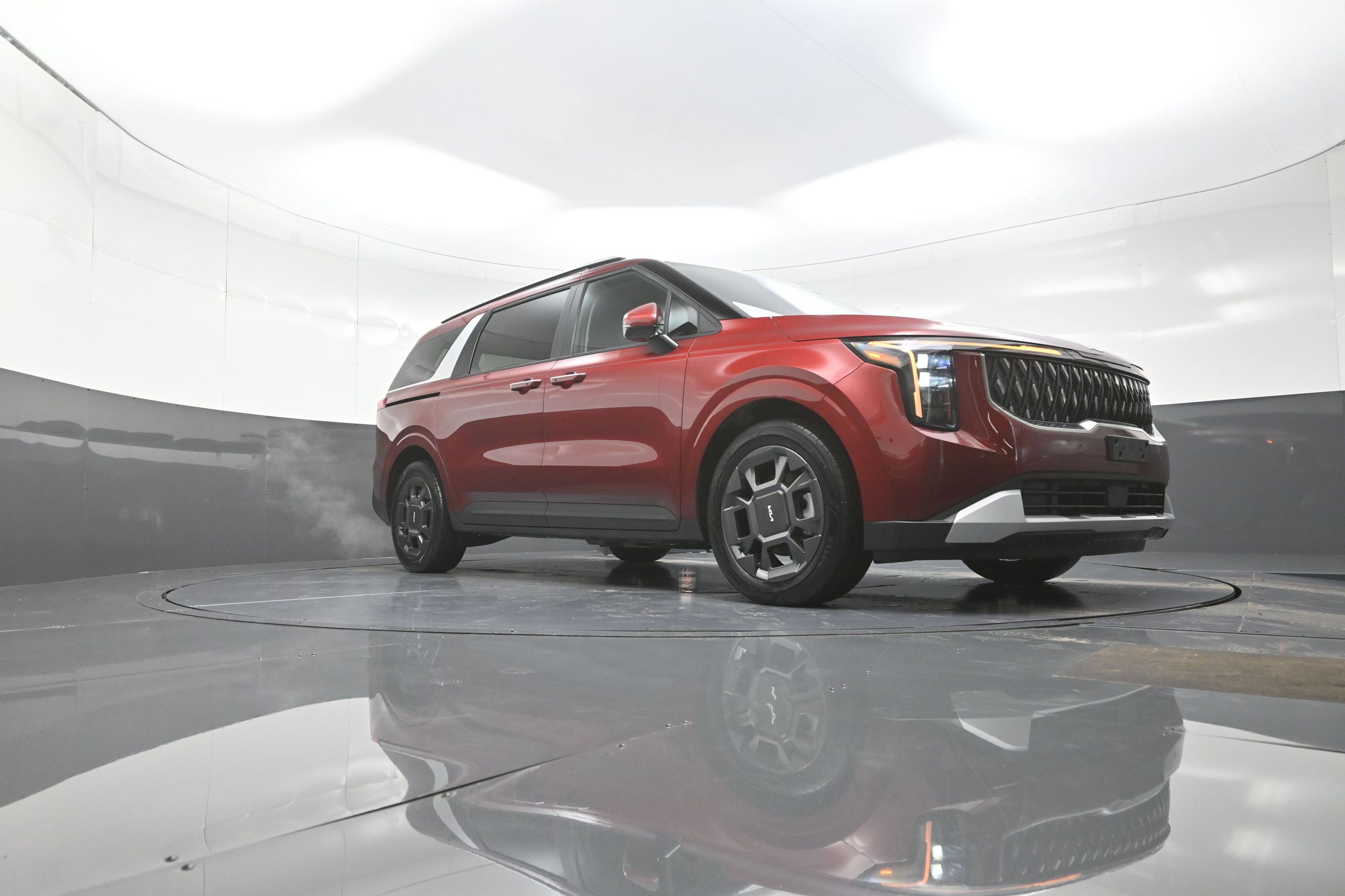 Used 2025 Kia Carnival EX image 9