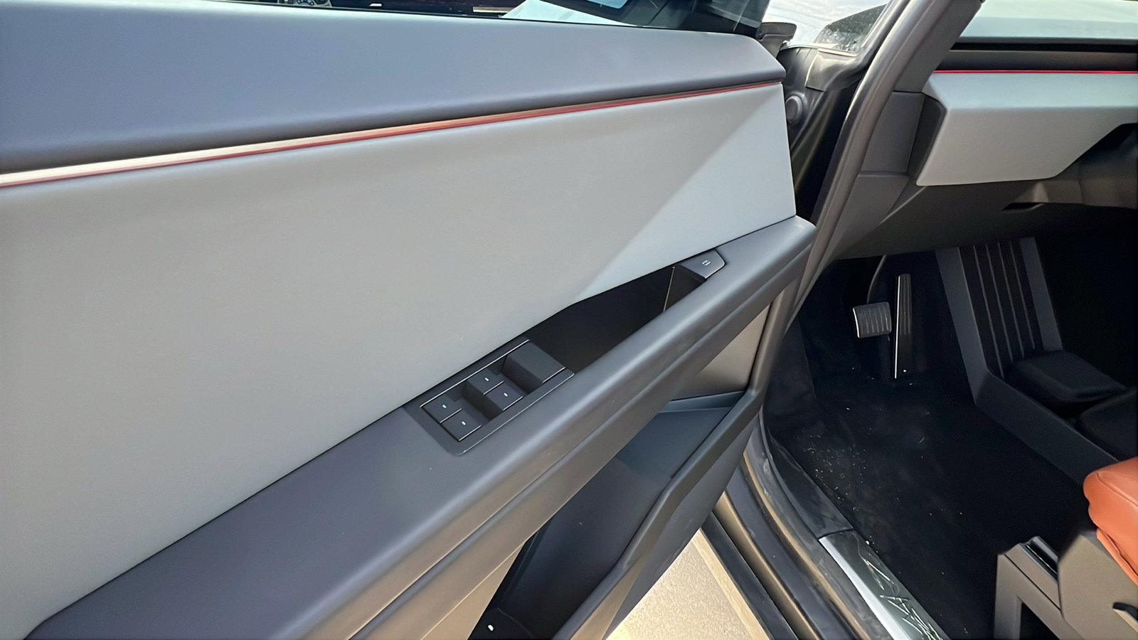 Used 2025 Tesla Cybertruck AWD Crew Cab image 15