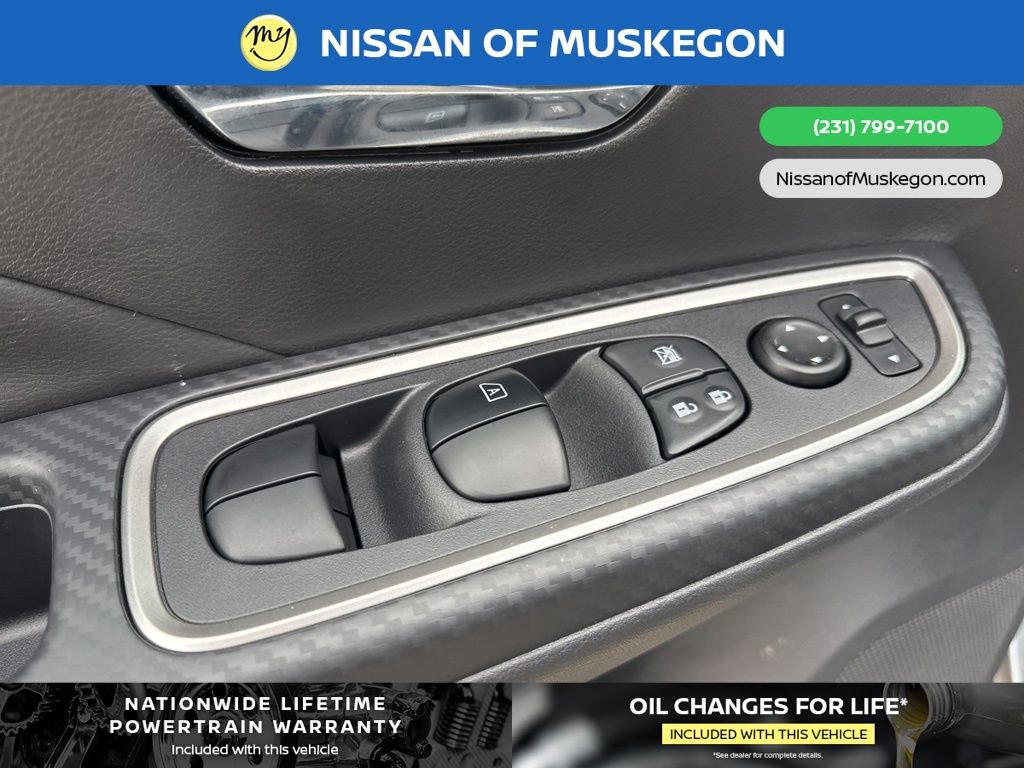 New 2025 Nissan Versa SR w/ Trunk Package image 11