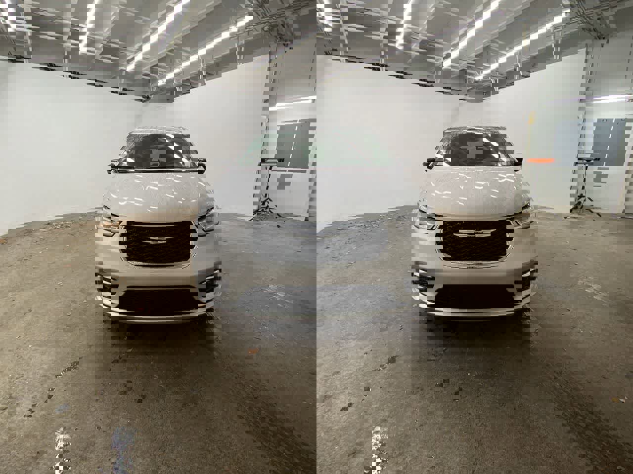 Used 2024 Chrysler Pacifica Touring-L image 9