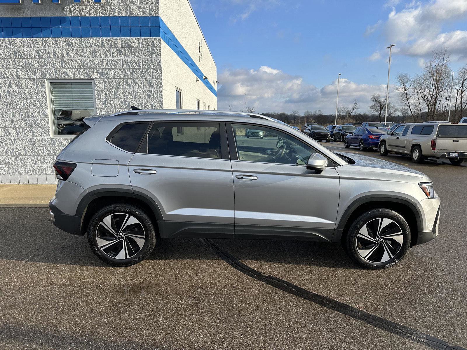 Used 2025 Volkswagen Taos SE AWD/4WD image 8