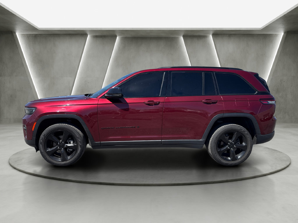 Used 2023 Jeep Grand Cherokee Limited w/ Black Appearance Package AWD/4WD image 4