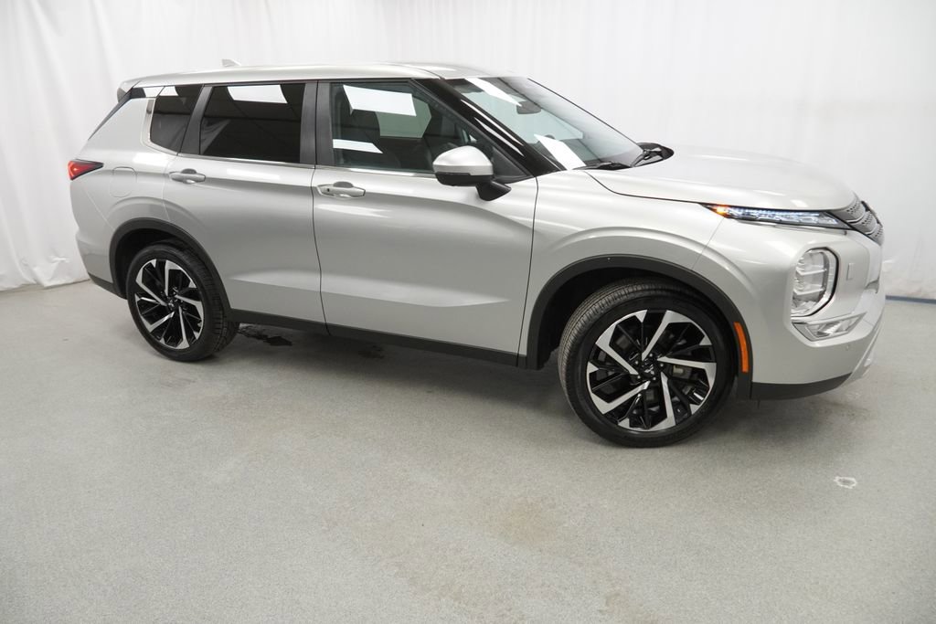Used 2024 Mitsubishi Outlander SE image 9