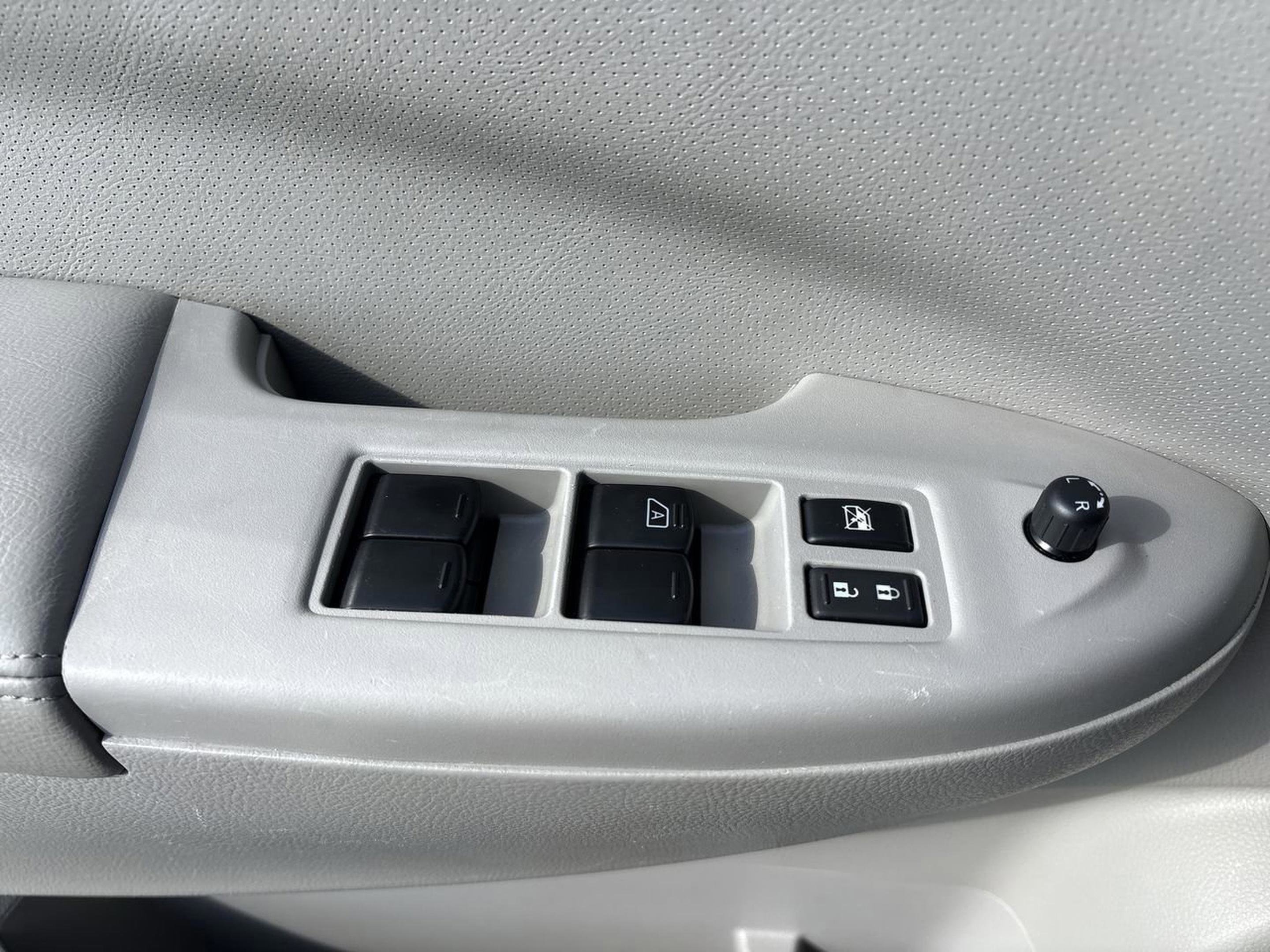 Used 2014 Nissan Quest S FWD image 17