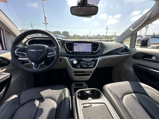 Used 2024 Chrysler Pacifica Touring-L FWD image 12