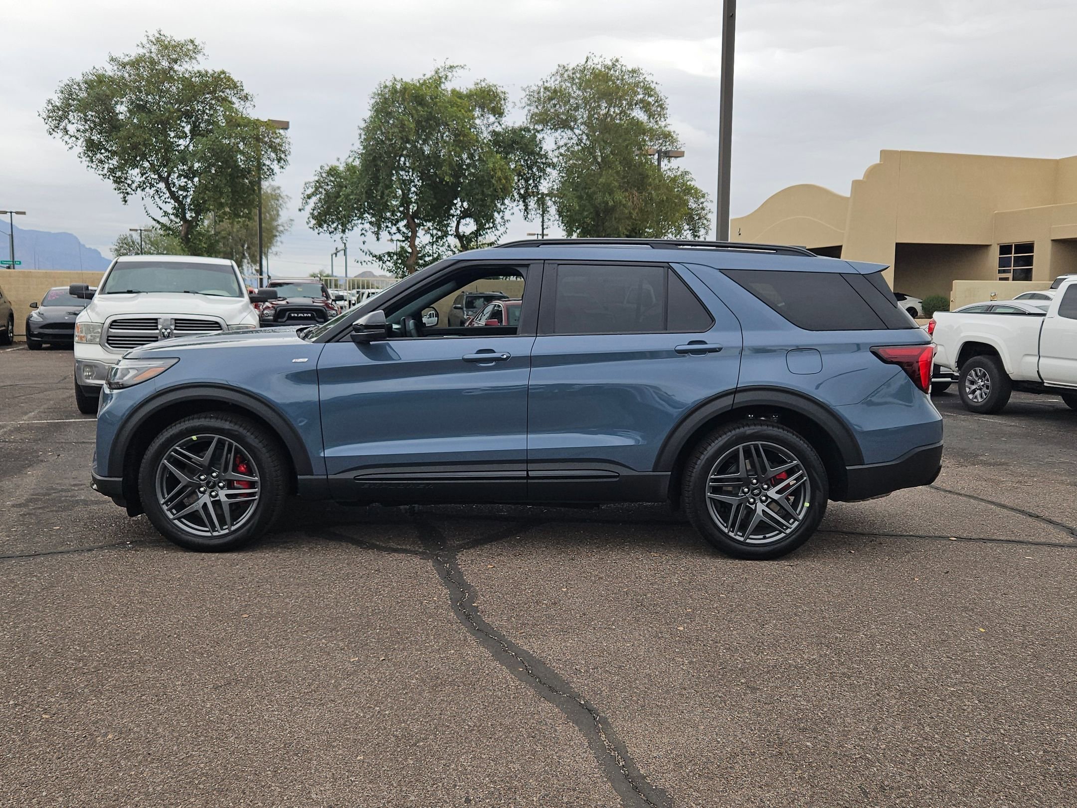 New 2026 Ford Explorer ST-Line w/ ST-Line Street Pack image 5