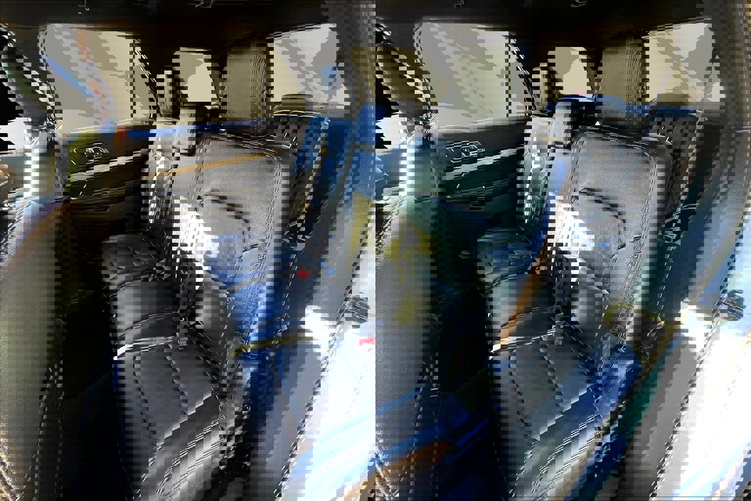 Used 2018 Ford Explorer XLT w/ Equipment Group 202A image 25